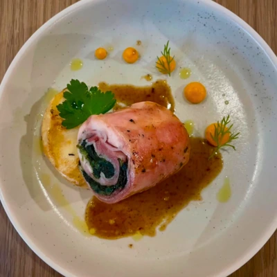 Rollè di coniglio con pancetta, spinacini e maionese alla carota.